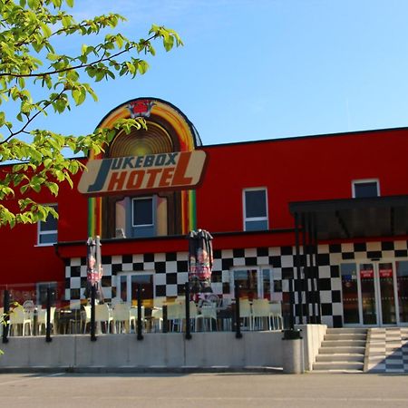 Jukebox Hotel 兹诺伊莫 外观 照片