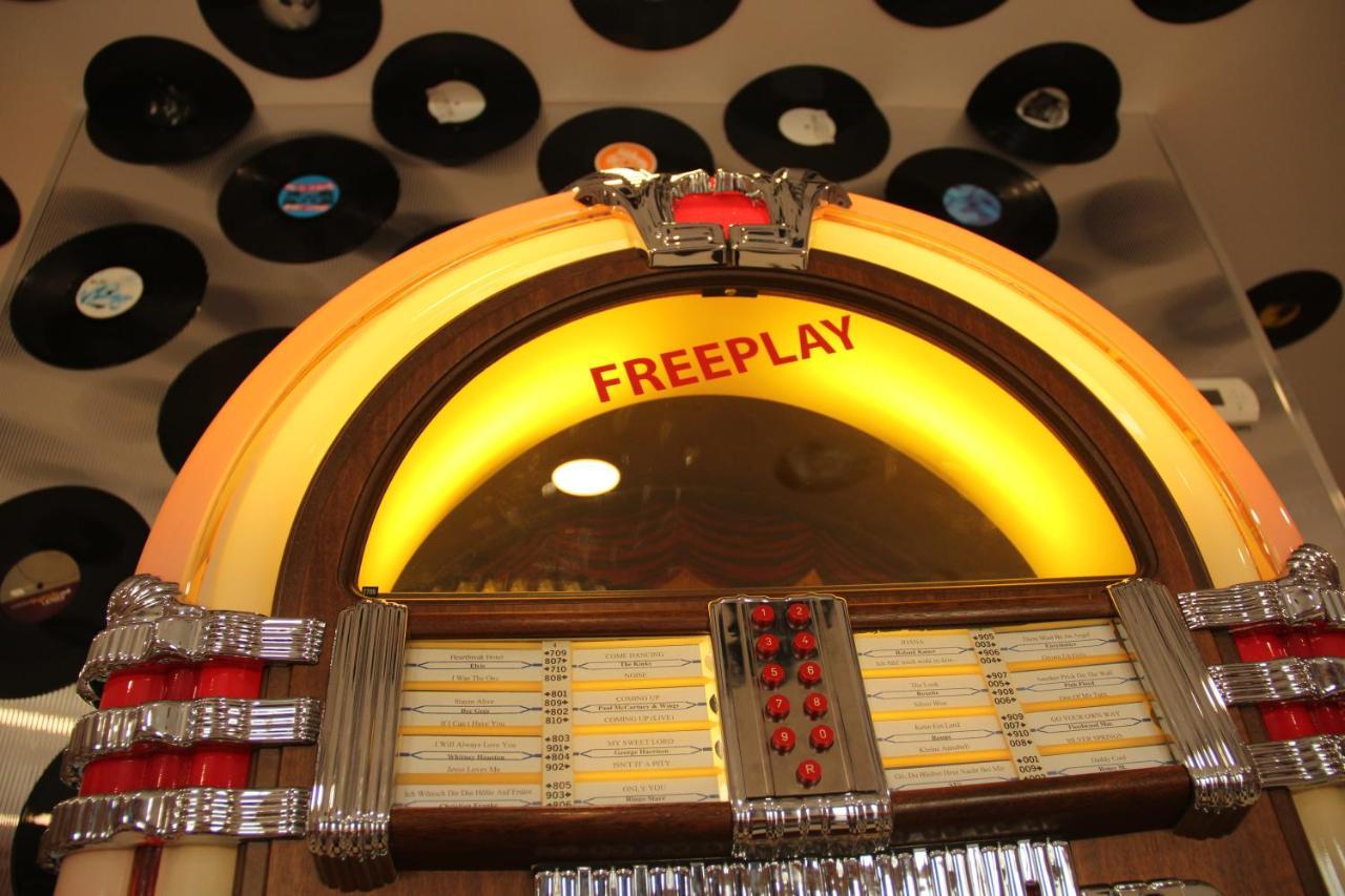 Jukebox Hotel 兹诺伊莫 外观 照片