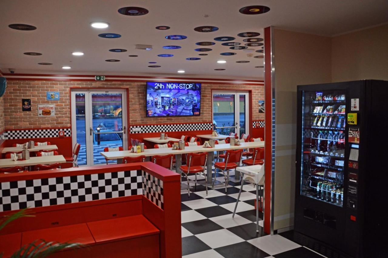 Jukebox Hotel 兹诺伊莫 外观 照片