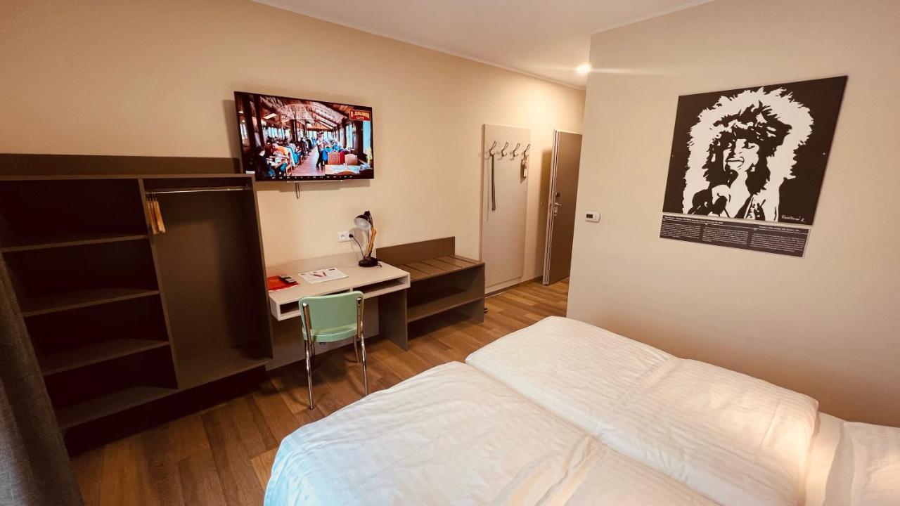 Jukebox Hotel 兹诺伊莫 外观 照片