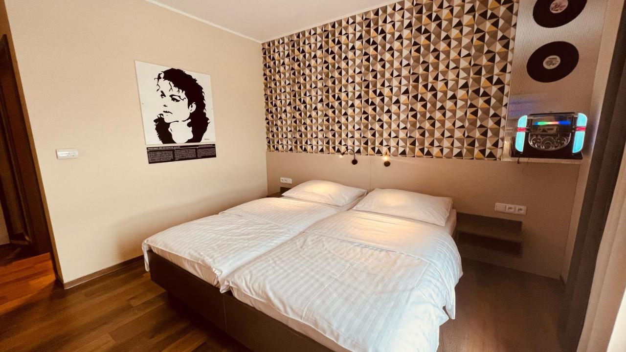 Jukebox Hotel 兹诺伊莫 外观 照片