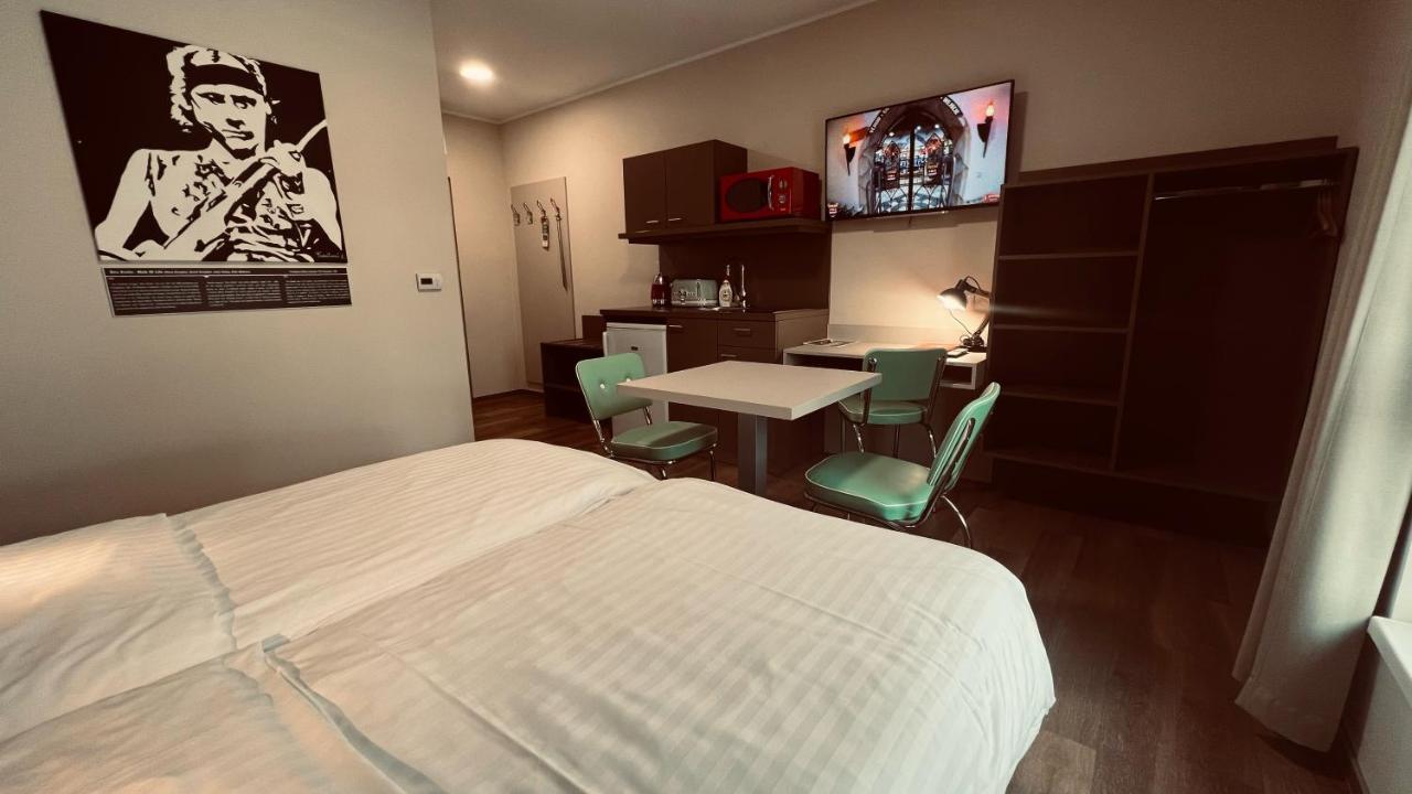Jukebox Hotel 兹诺伊莫 外观 照片