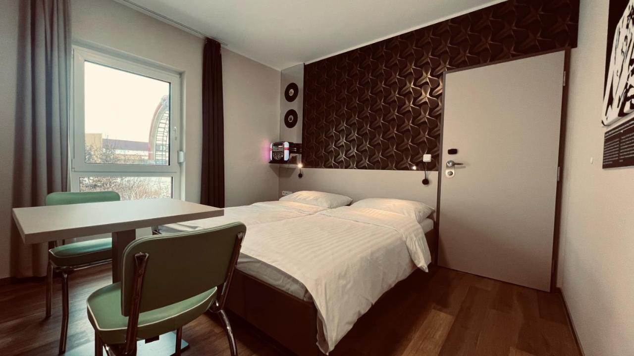 Jukebox Hotel 兹诺伊莫 外观 照片