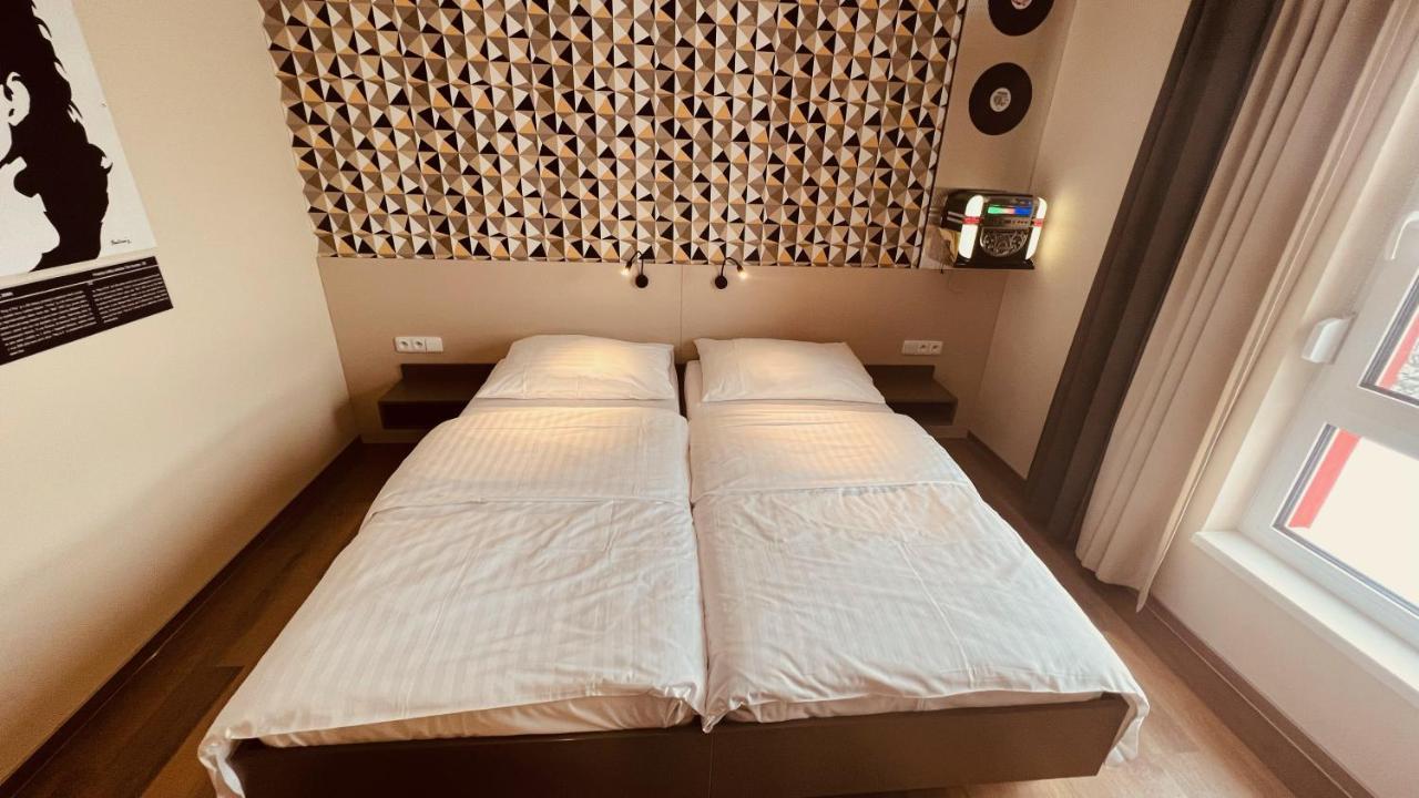 Jukebox Hotel 兹诺伊莫 外观 照片