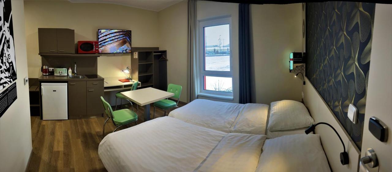 Jukebox Hotel 兹诺伊莫 外观 照片