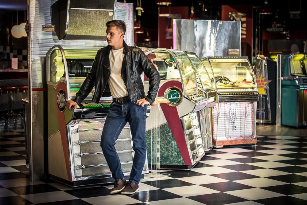 Jukebox Hotel 兹诺伊莫 外观 照片