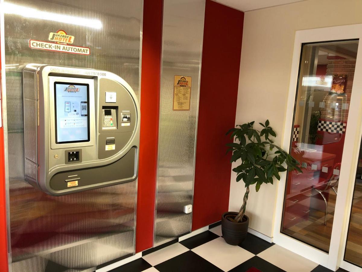 Jukebox Hotel 兹诺伊莫 外观 照片