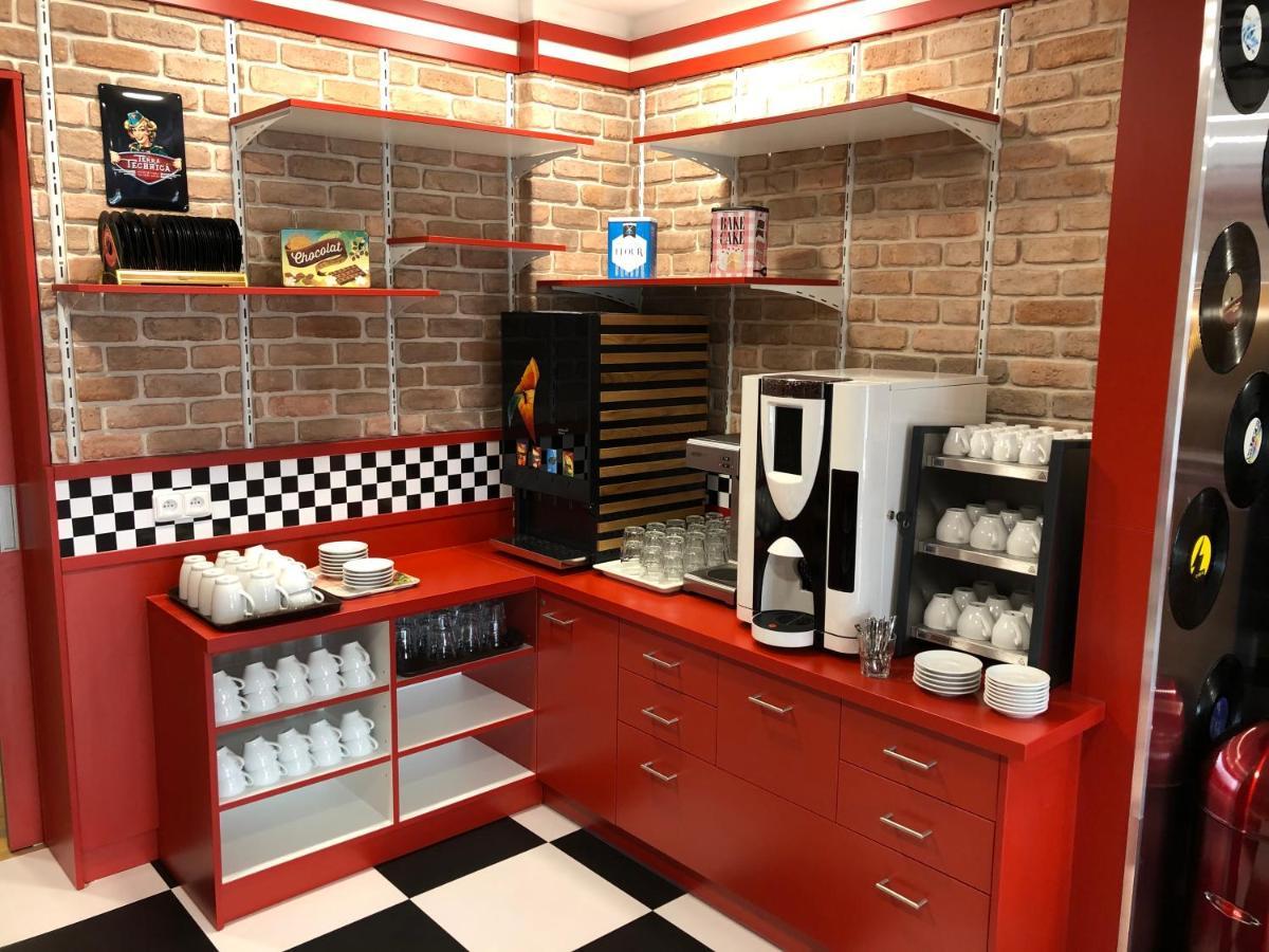 Jukebox Hotel 兹诺伊莫 外观 照片