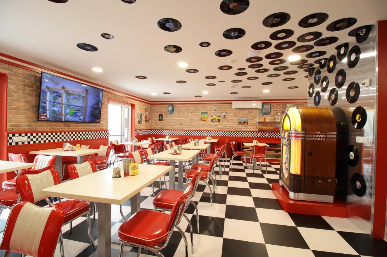 Jukebox Hotel 兹诺伊莫 外观 照片