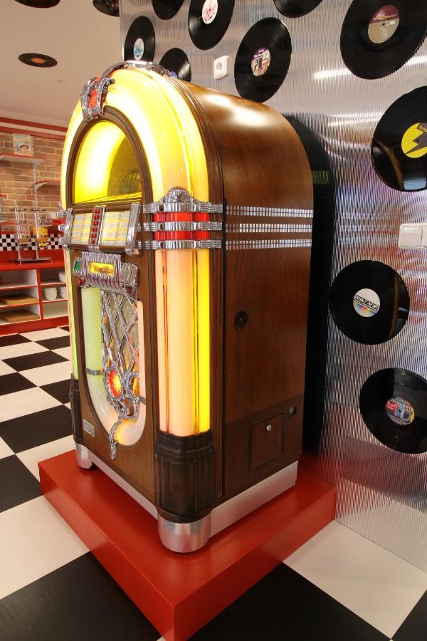 Jukebox Hotel 兹诺伊莫 外观 照片
